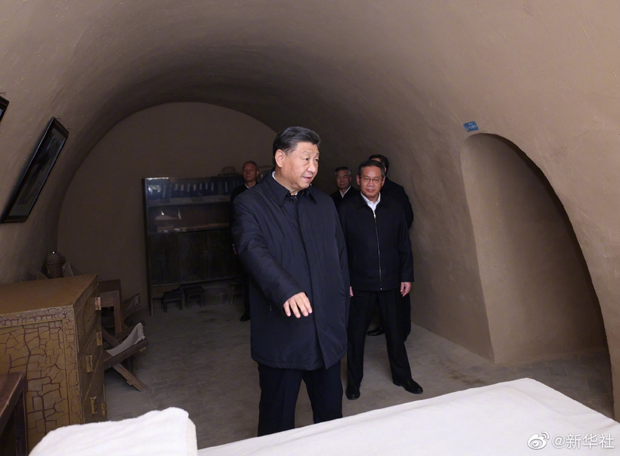 习近平带领中共中央政治局常委赴陕西延安瞻仰延安革命纪念地(图2)