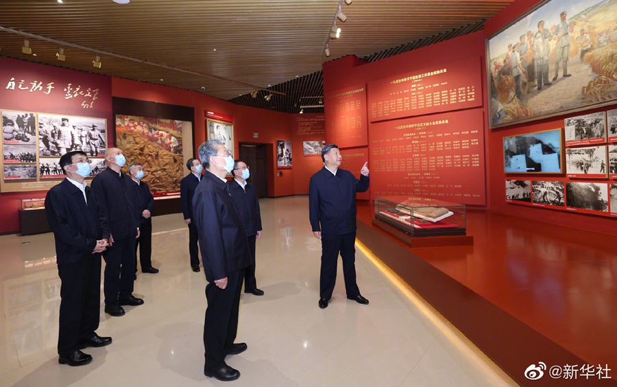习近平带领中共中央政治局常委赴陕西延安瞻仰延安革命纪念地(图5)