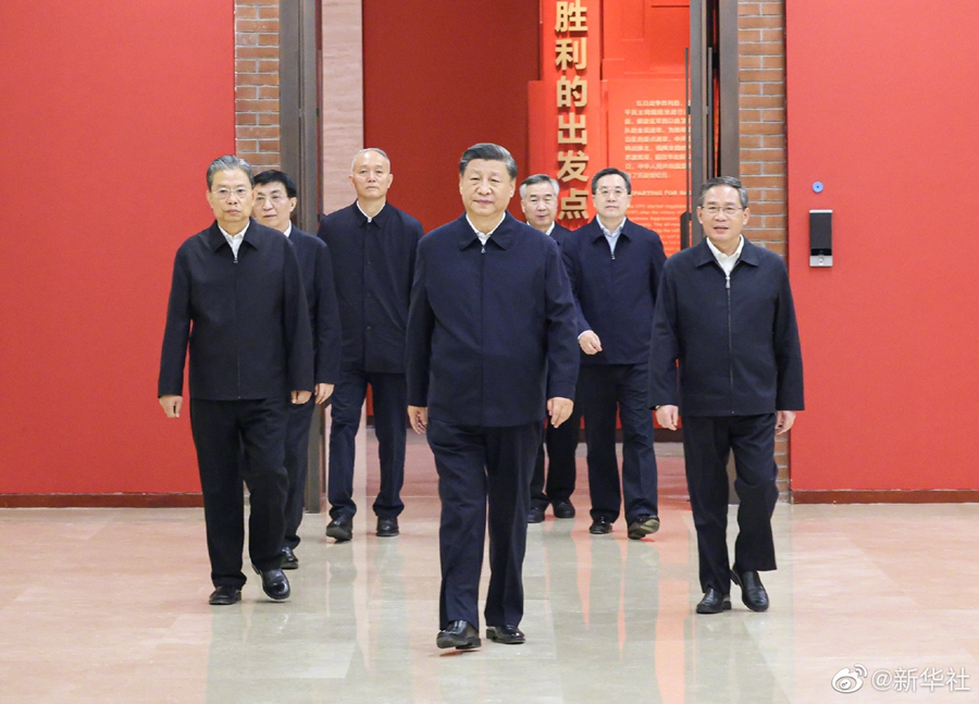 习近平带领中共中央政治局常委赴陕西延安瞻仰延安革命纪念地(图6)