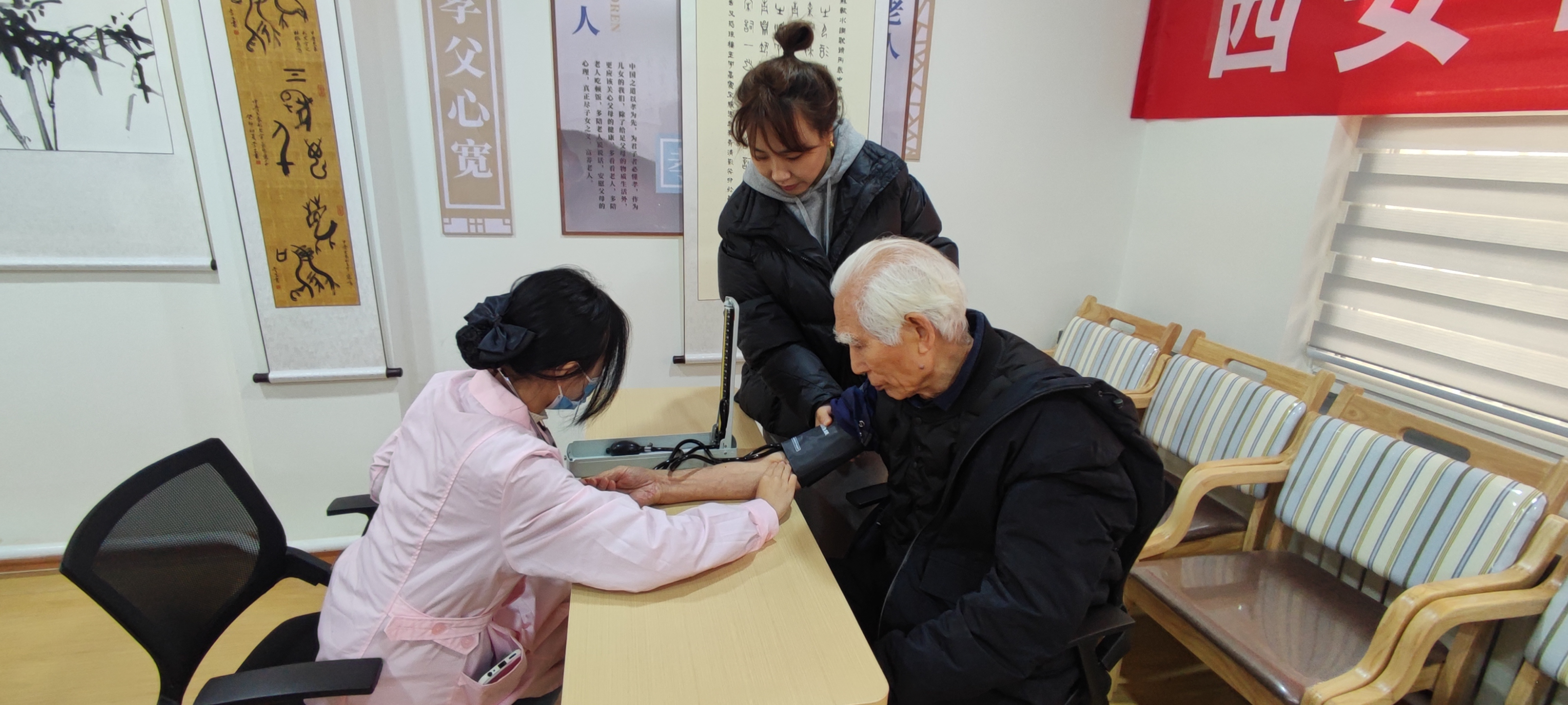 市卫校志愿服务队深入社区开展爱心服务活动(图3)