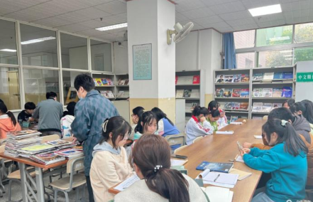 市卫?；?023级新生“图书漂流”活动(图1)