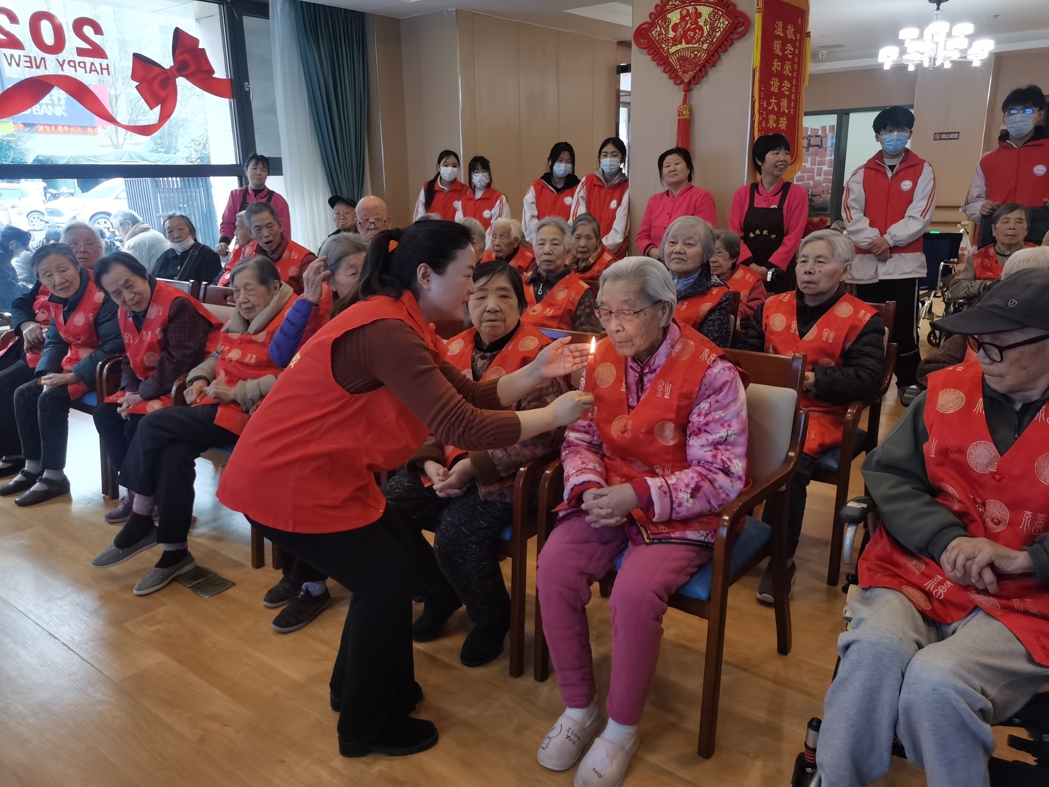 西安市卫生学校青年志愿者服务队开展“学习雷锋精神，传递敬老温情”主题活动(图4)