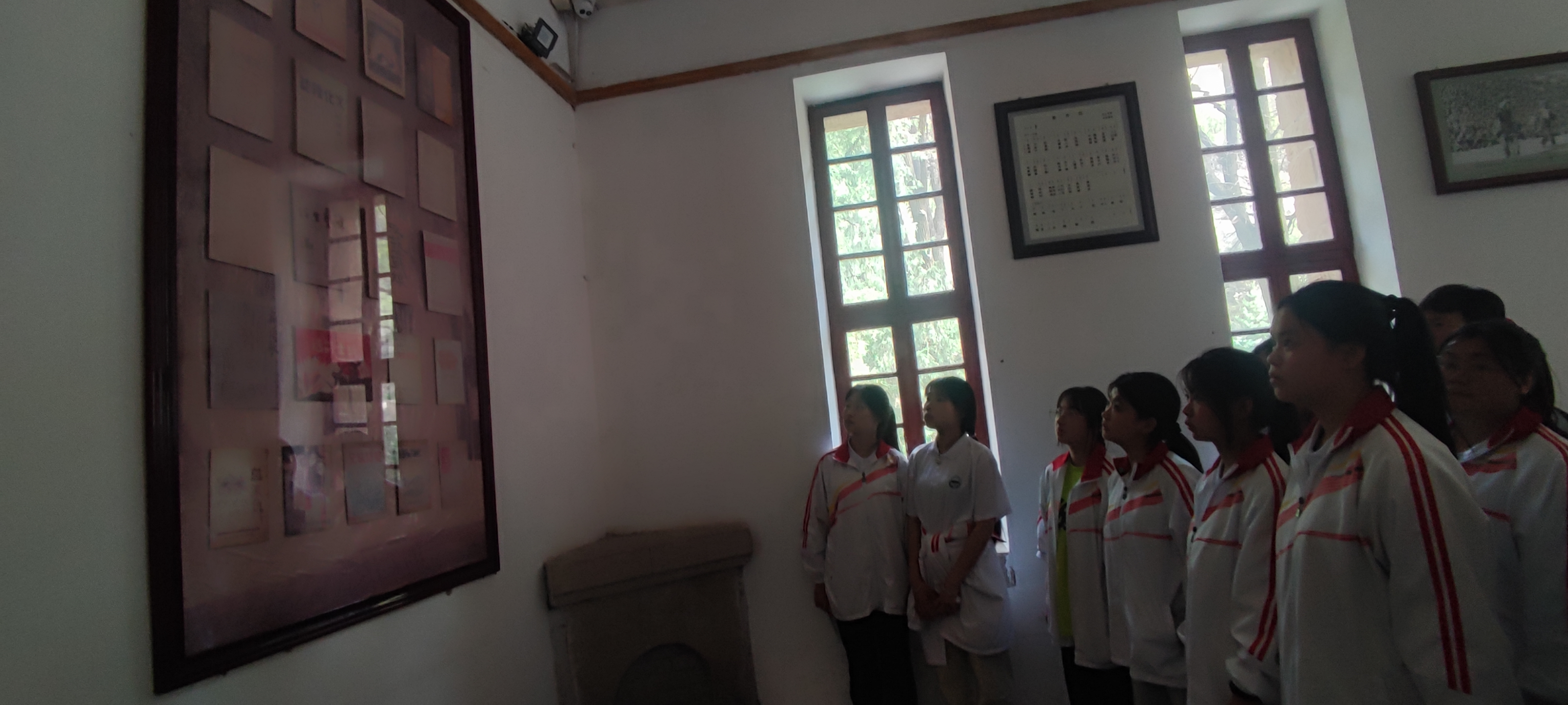 西安市卫生学校师生前往枣园革命旧址和杨家岭革命旧址开展“国家安全”主题团日活动(图3)