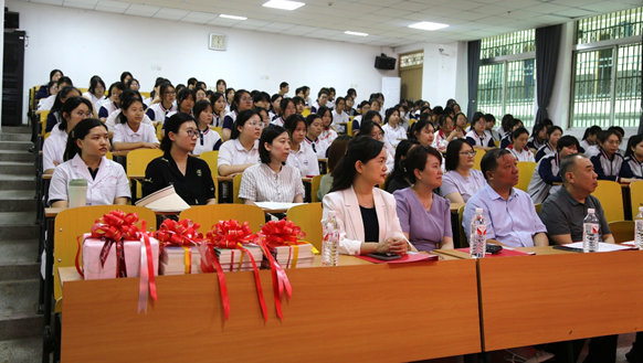 西安市卫生学校隆重举行图书捐赠仪式暨2024“校园读书季” 系列活动表彰大会——书香校园再添新篇章(图2)