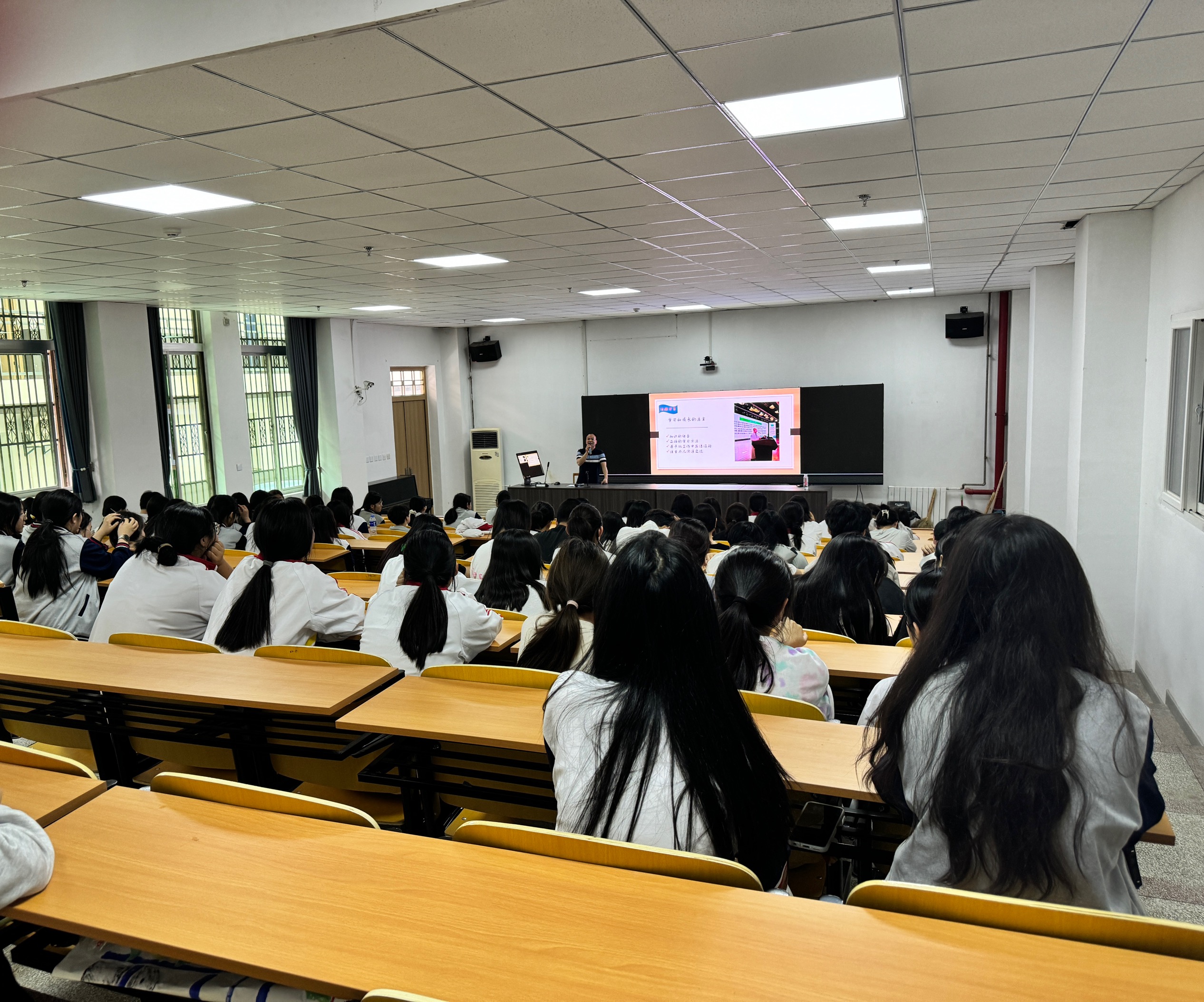 “榜样的力量 追光而行”——西安市卫生学校顺利举办第二期优秀校友分享会(图1)