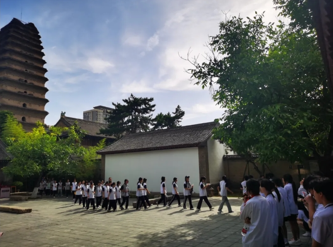 感受历史文化魅力，增强学生文化自信——西安市卫生学校学生代表赴小雁塔博物院参观学习(图2)